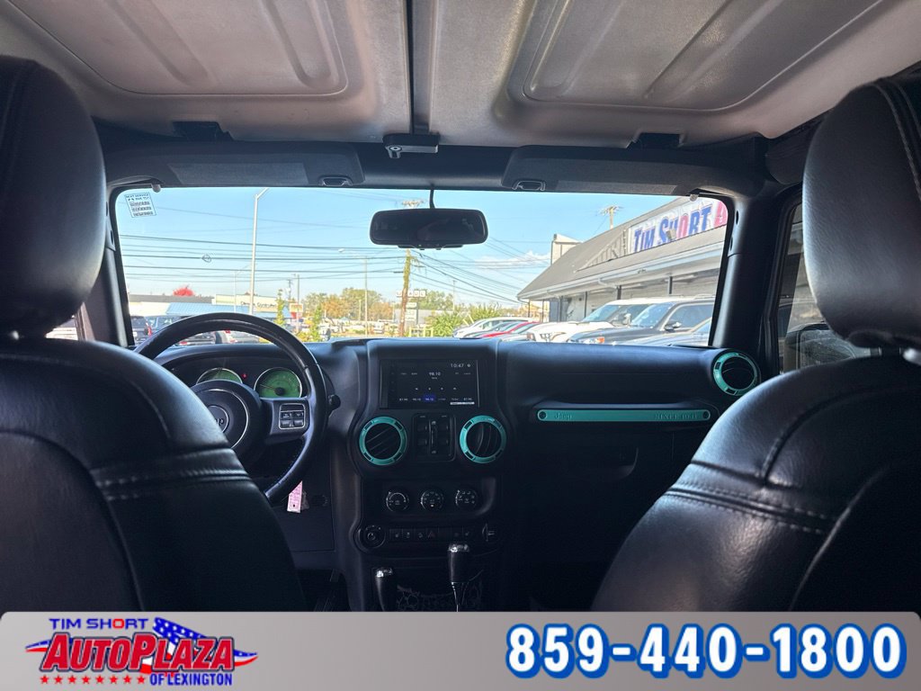 Used 2015 Jeep Wrangler Unlimited Rubicon w/ Connectivity Group AWD/4WD image 15