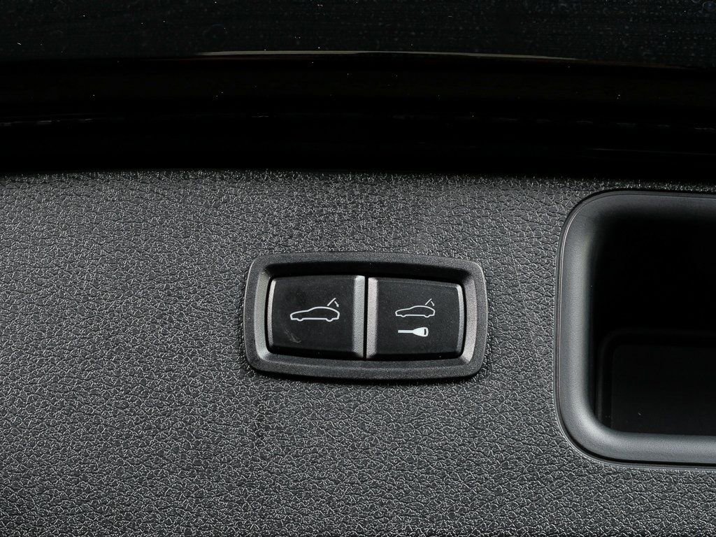 Certified 2025 Porsche Macan image 33