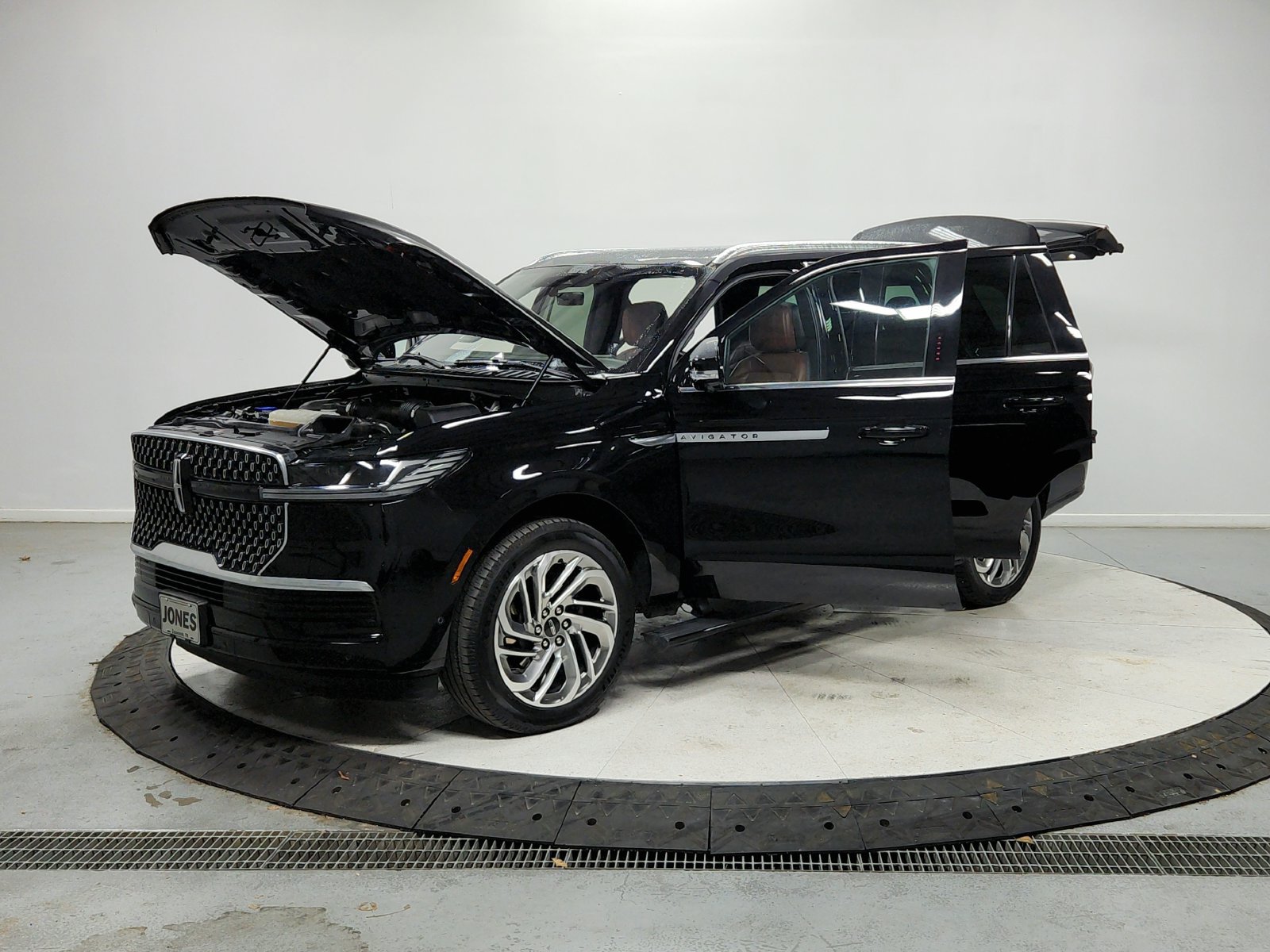 Used 2025 Lincoln Navigator Reserve AWD/4WD image 12
