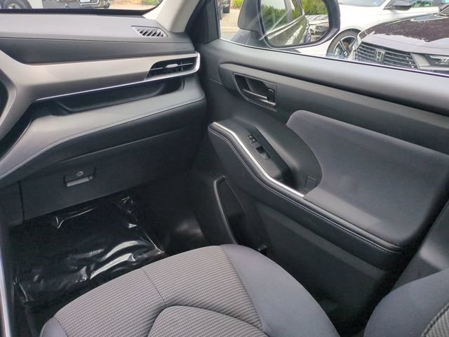 Used 2024 Toyota Highlander LE AWD/4WD image 17