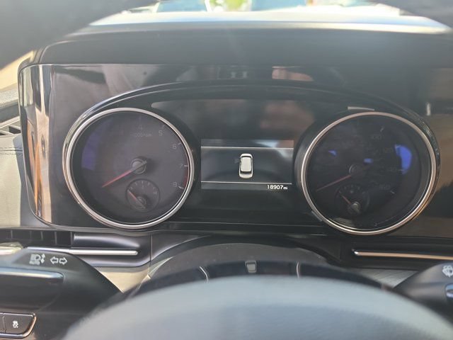 Used 2024 Kia Carnival EX FWD image 18