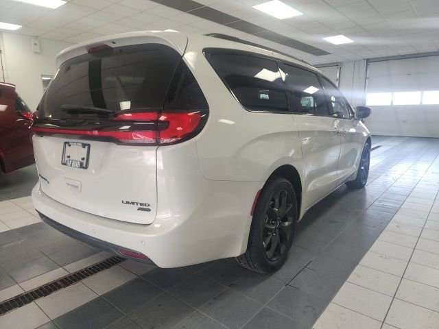 Used 2021 Chrysler Pacifica Limited w/ S Appearance Package image 3