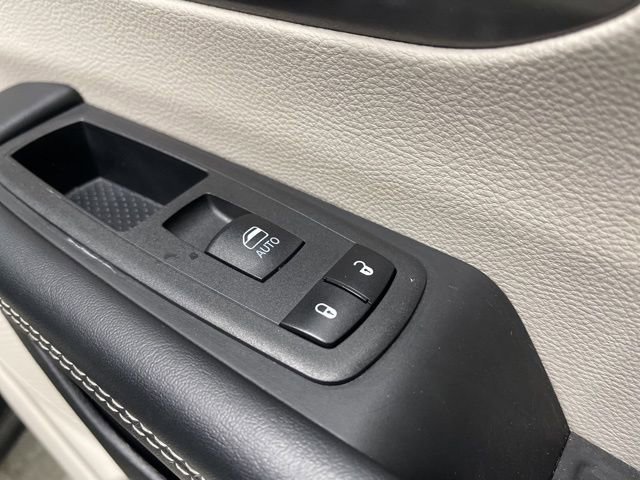 Used 2023 Chrysler Pacifica Touring-L image 31