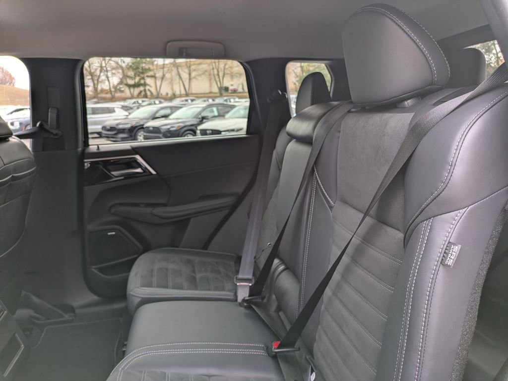 Used 2025 Mitsubishi Outlander SE image 25