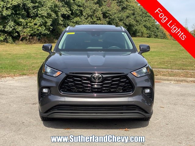 Used 2022 Toyota Highlander XLE AWD/4WD image 2