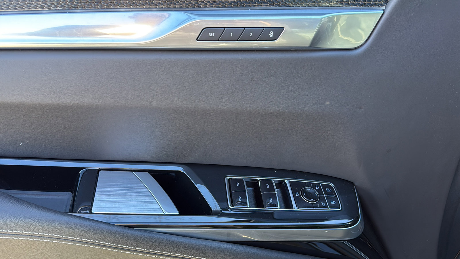 Certified 2025 Cadillac Escalade ESV V image 11