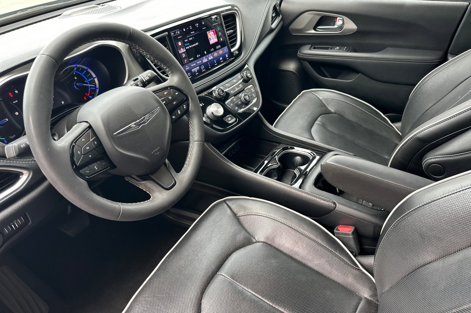 Used 2023 Chrysler Pacifica Limited w/ S Appearance Package FWD image 9