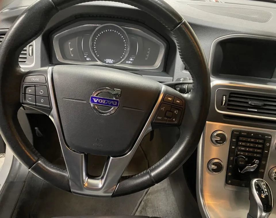 Used 2018 Volvo S60 T5 Inscription image 17