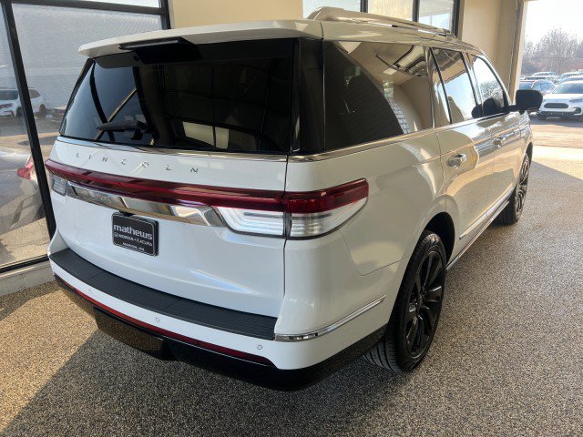 Used 2024 Lincoln Navigator Reserve AWD/4WD image 2