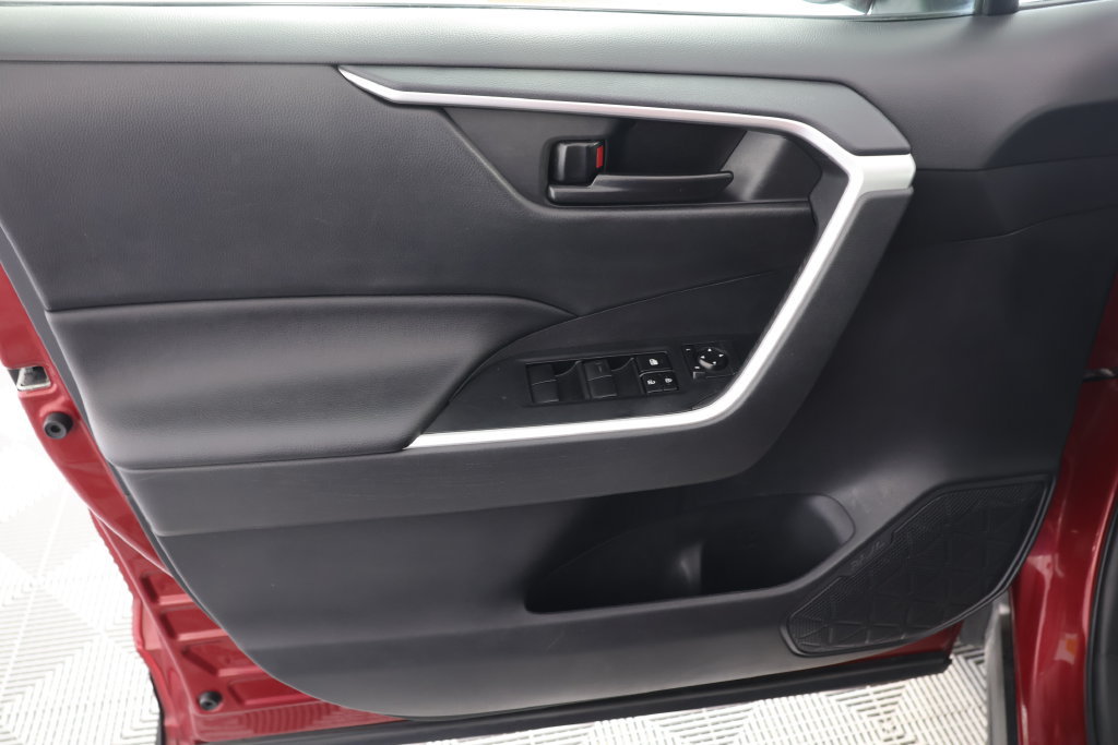 Used 2022 Toyota RAV4 LE AWD/4WD image 24