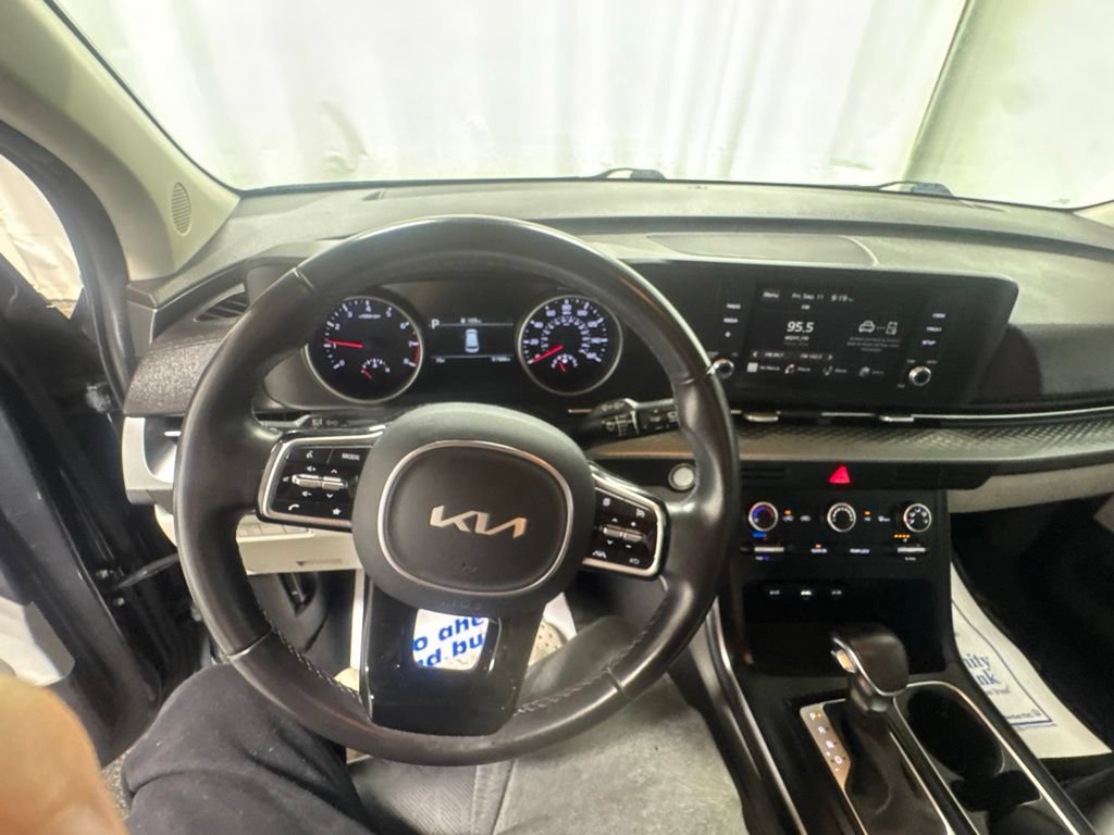 Used 2023 Kia Carnival LX FWD image 25