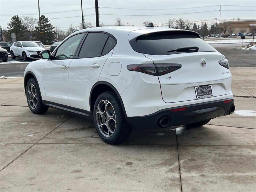 New 2025 Alfa Romeo Stelvio Sprint image 6