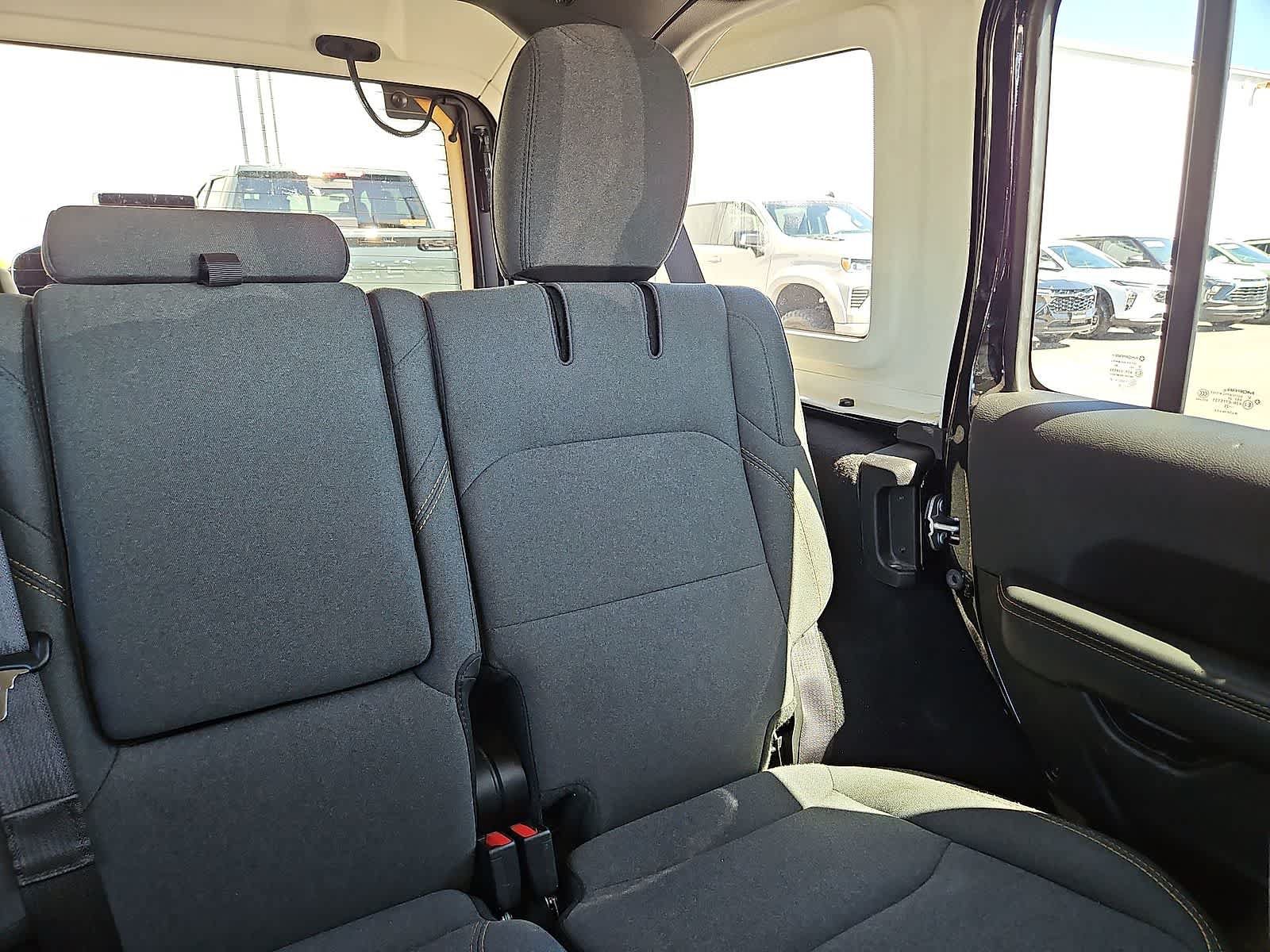 Used 2025 Jeep Wrangler Unlimited Sahara AWD/4WD image 15