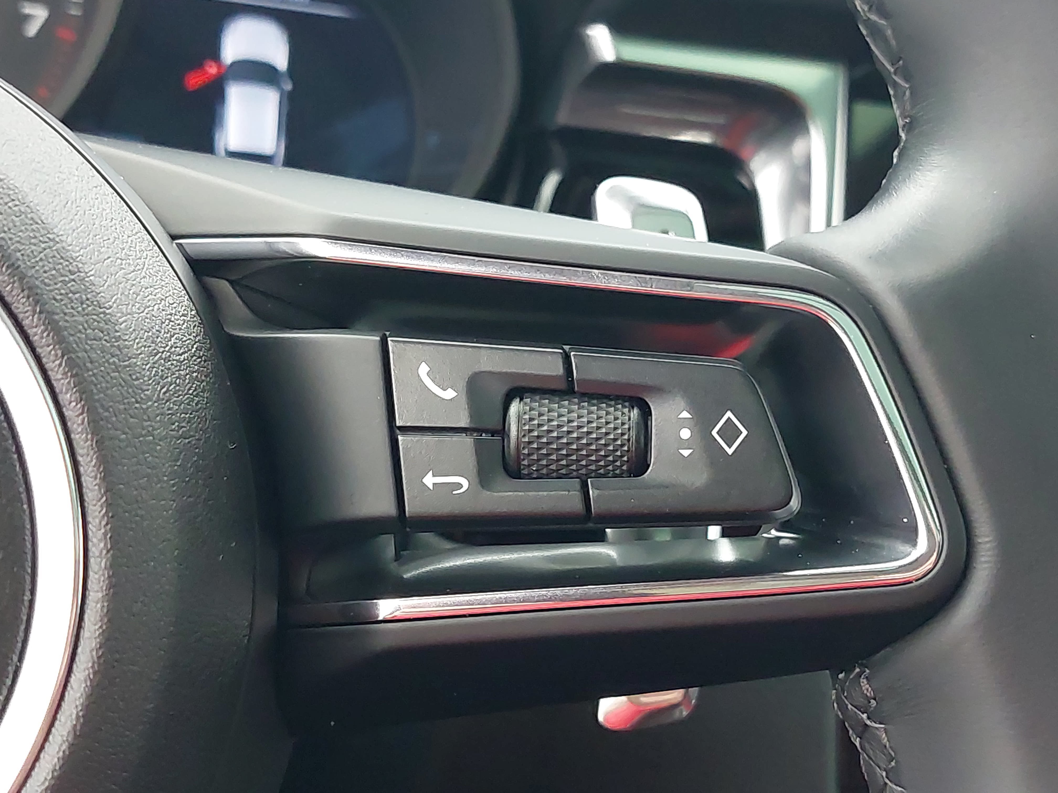 Certified 2025 Porsche Macan AWD/4WD image 20