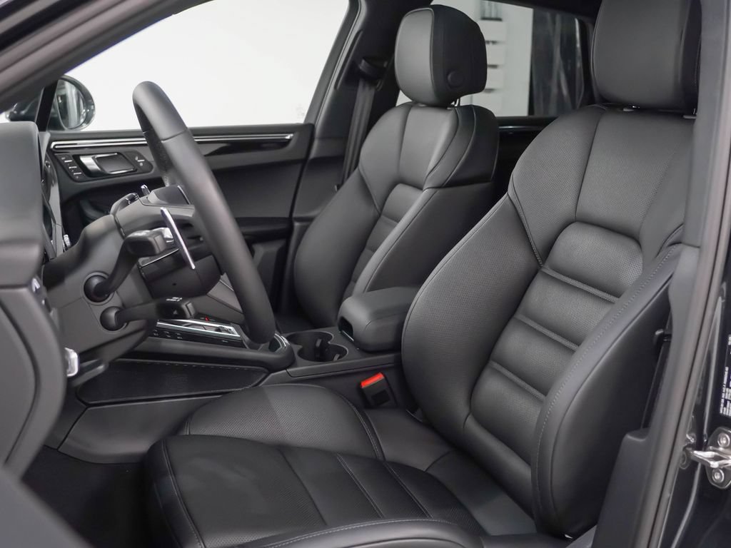 Certified 2026 Porsche Macan AWD/4WD image 5
