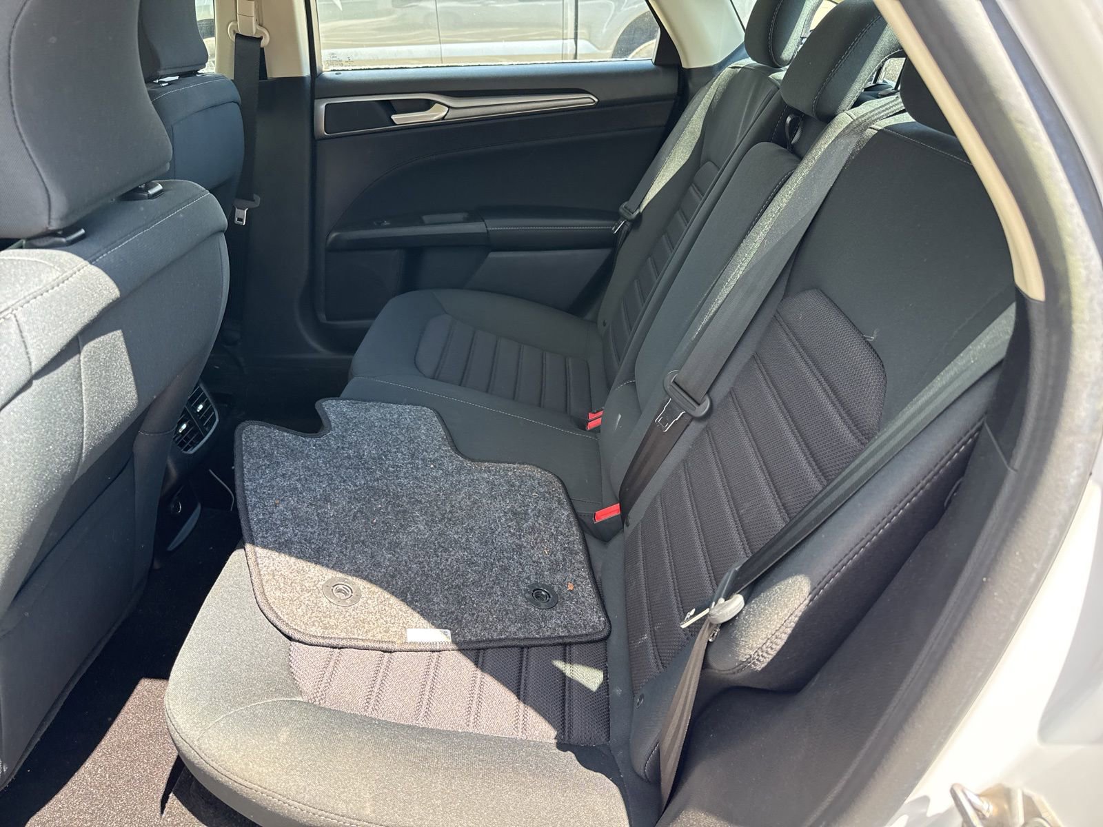 Used 2019 Ford Fusion SE FWD image 15