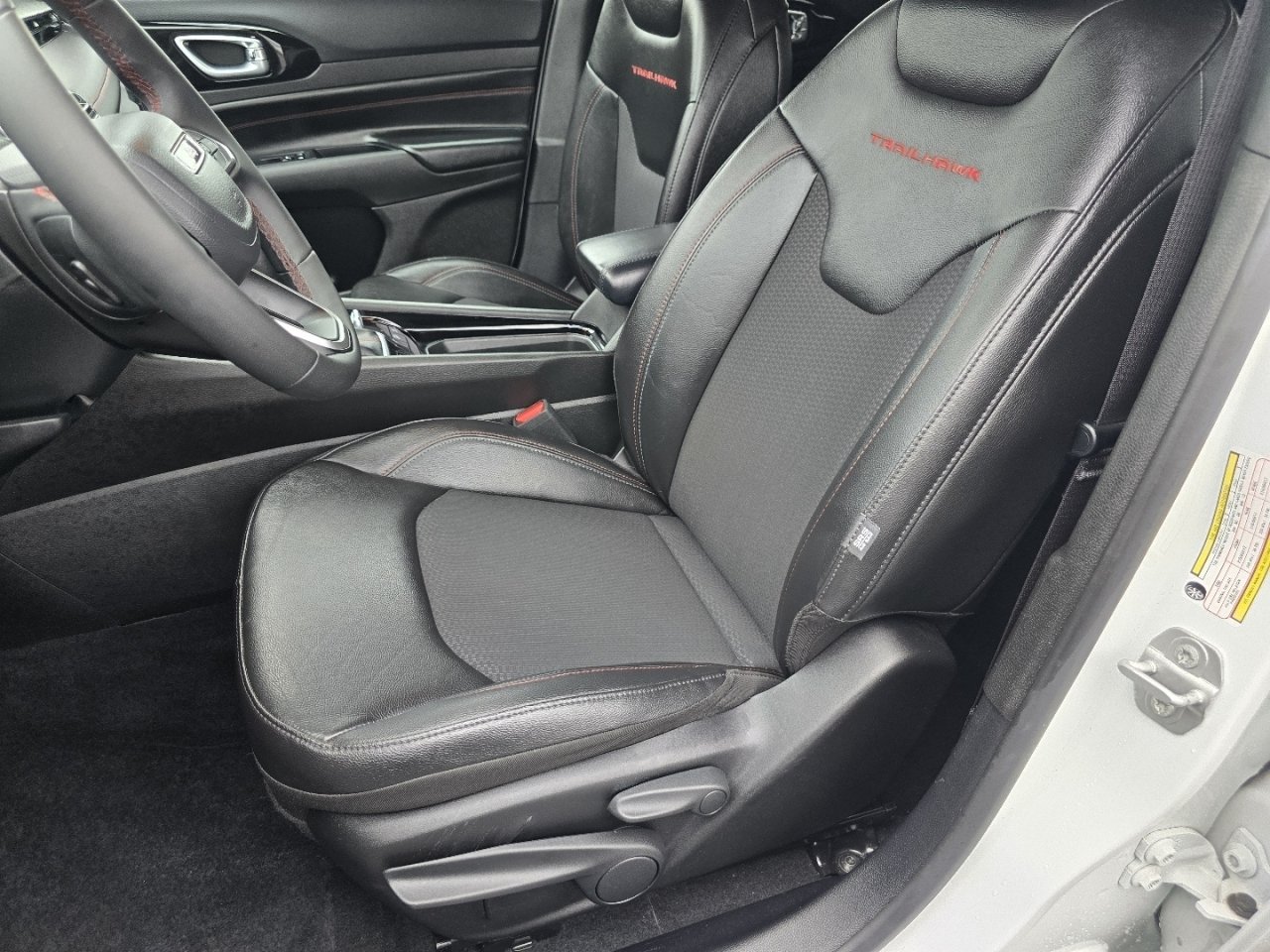 Used 2025 Jeep Compass Trailhawk AWD/4WD image 23