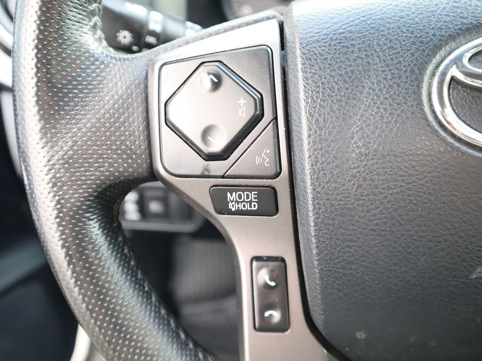 Used 2019 Toyota Tacoma TRD Off-Road w/ Technology Package AWD/4WD image 32