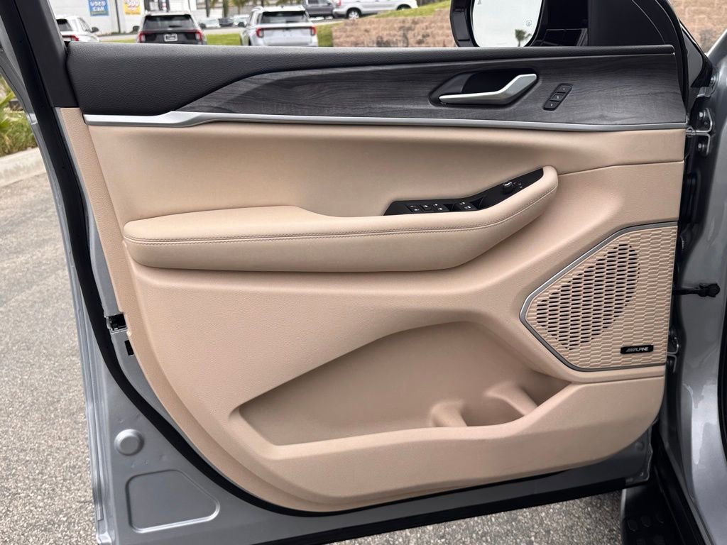 Used 2023 Jeep Grand Cherokee Limited w/ Luxury Tech Group II image 15