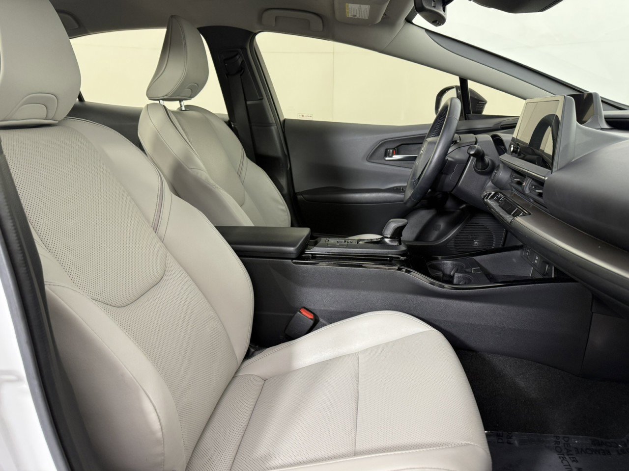 Used 2023 Toyota Prius XLE image 10