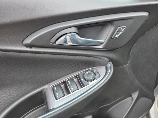 Used 2018 Chevrolet Malibu LT image 17
