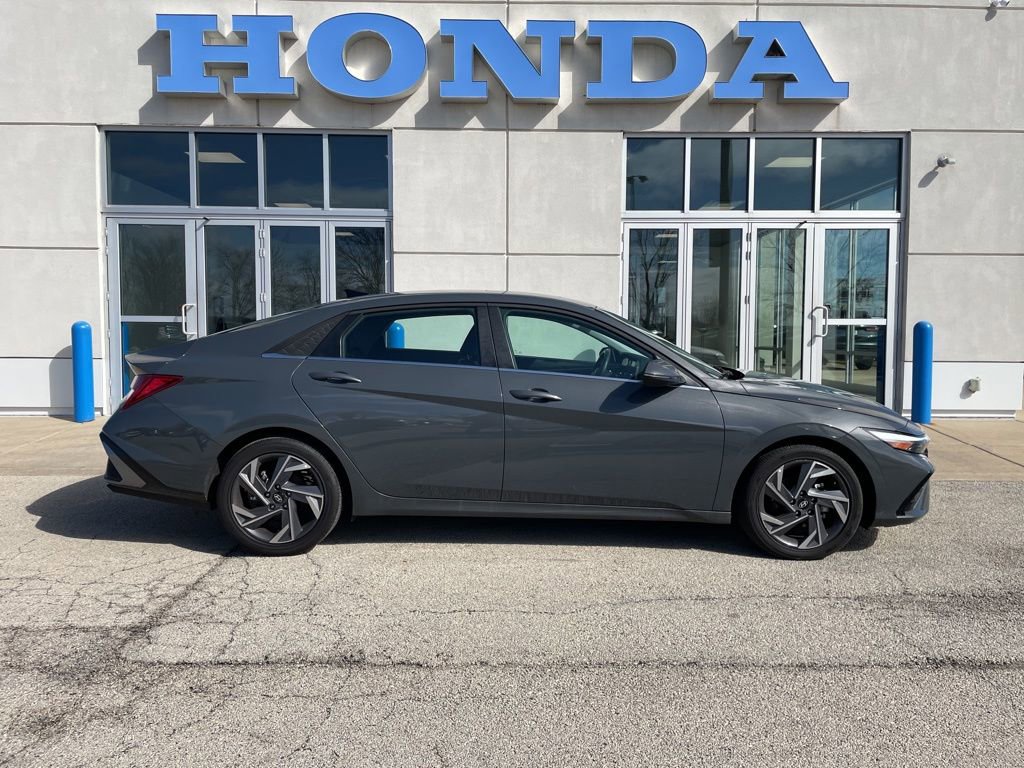 Used 2025 Hyundai Elantra Limited image 4