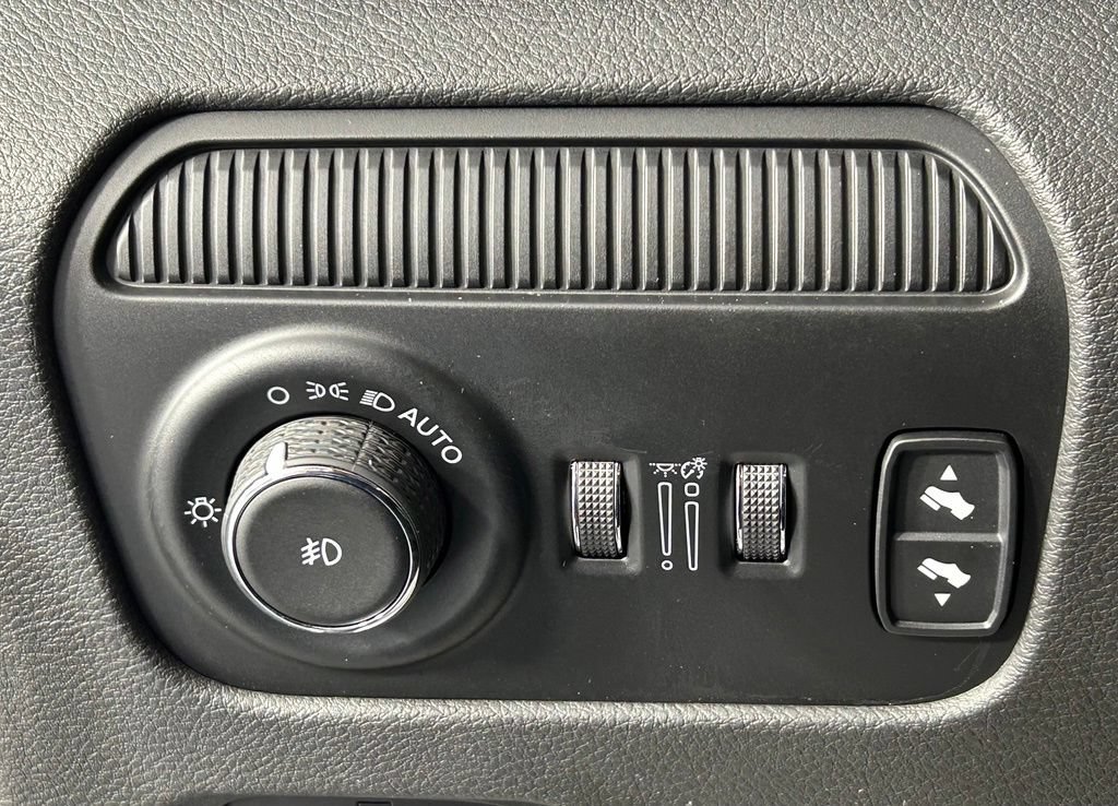 Used 2022 Jeep Wagoneer Series III w/ Rear Seat Video Group 1 AWD/4WD image 34