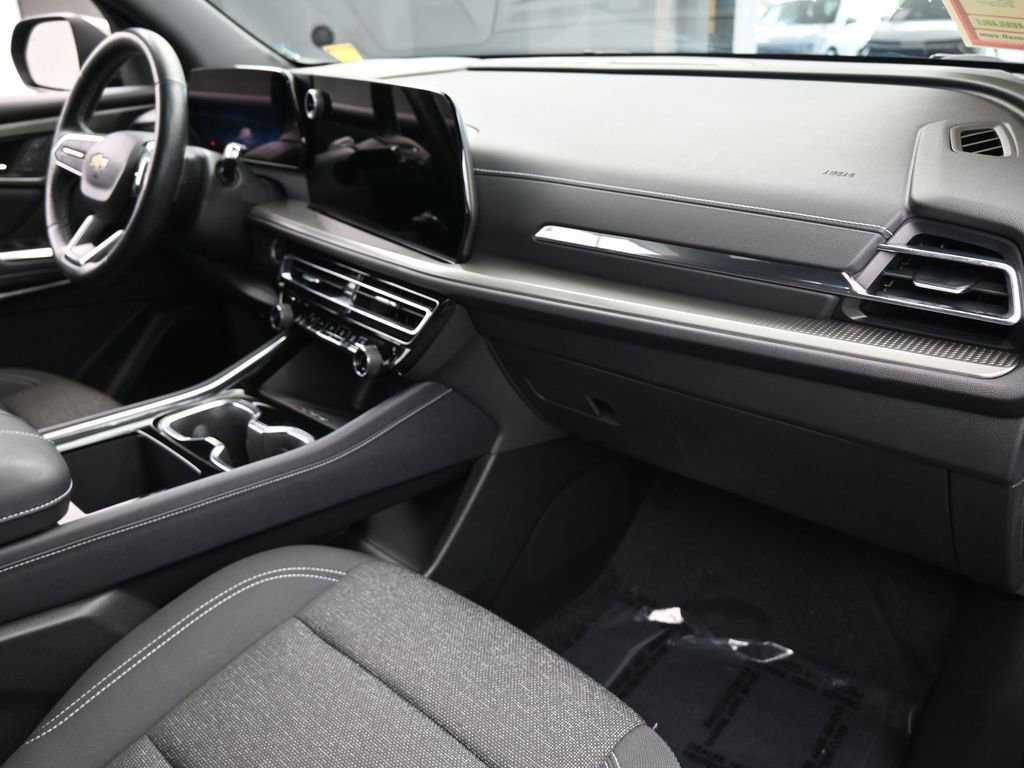 Used 2025 Chevrolet Traverse LT image 45