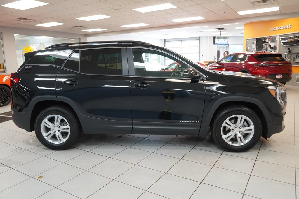 Used 2024 GMC Terrain SLE w/ Driver Convenience Package FWD image 13