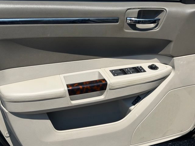 Used 2010 Chrysler 300 C RWD image 11