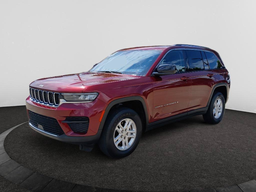 Used 2023 Jeep Grand Cherokee Laredo RWD image 3