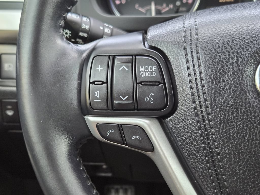Used 2017 Toyota Highlander XLE FWD image 28