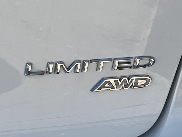 Used 2024 Chrysler Pacifica Limited w/ Uconnect Theater Family Group AWD/4WD image 2