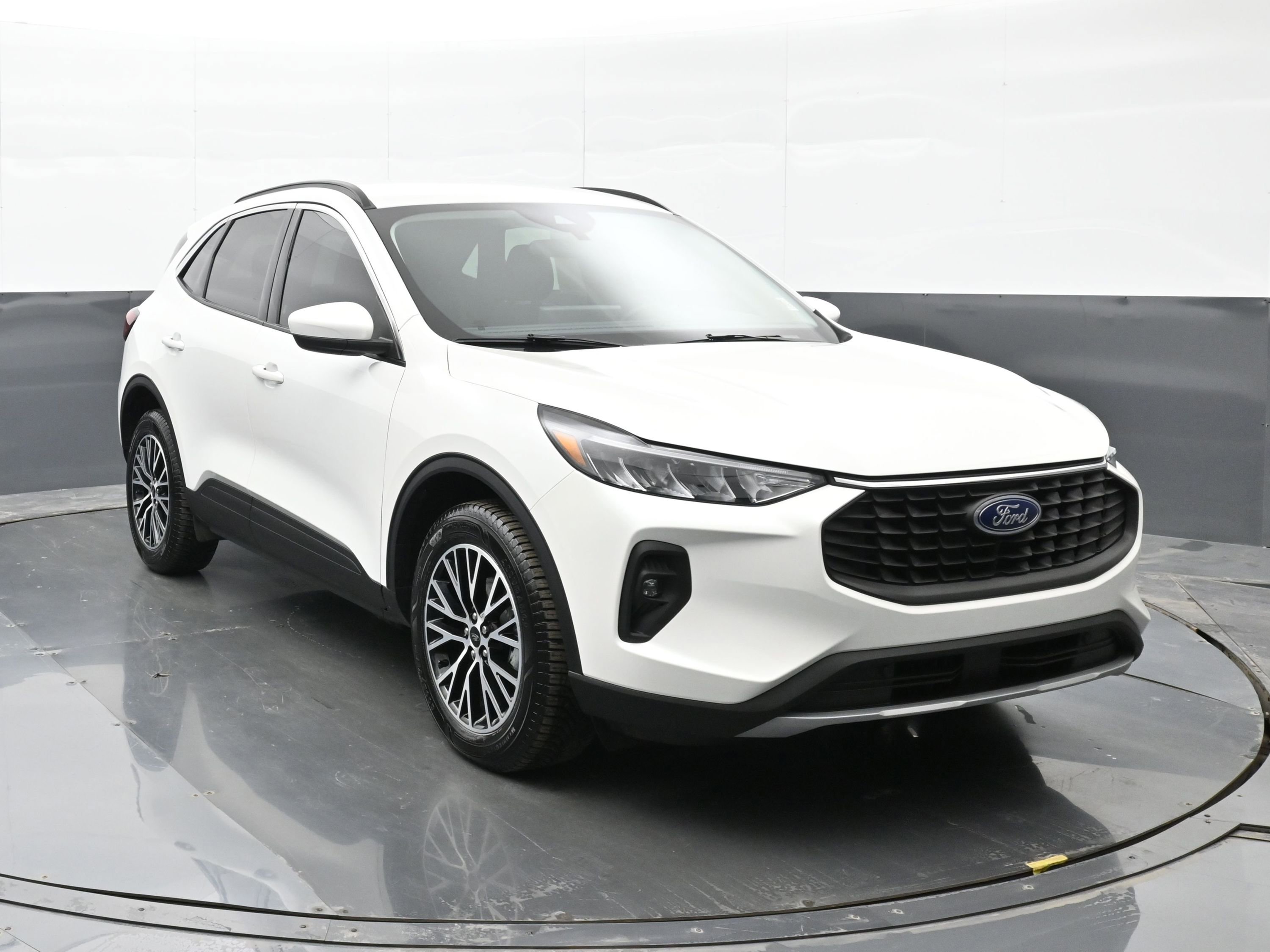 Used 2023 Ford Escape SE image 2