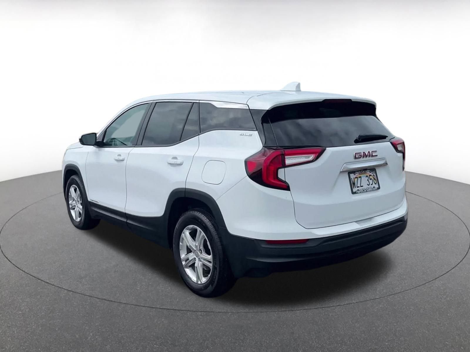 Used 2024 GMC Terrain SLE image 11