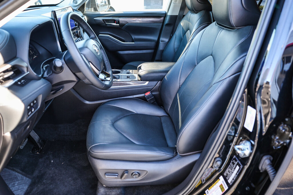 Certified 2025 Toyota Highlander Limited image 11