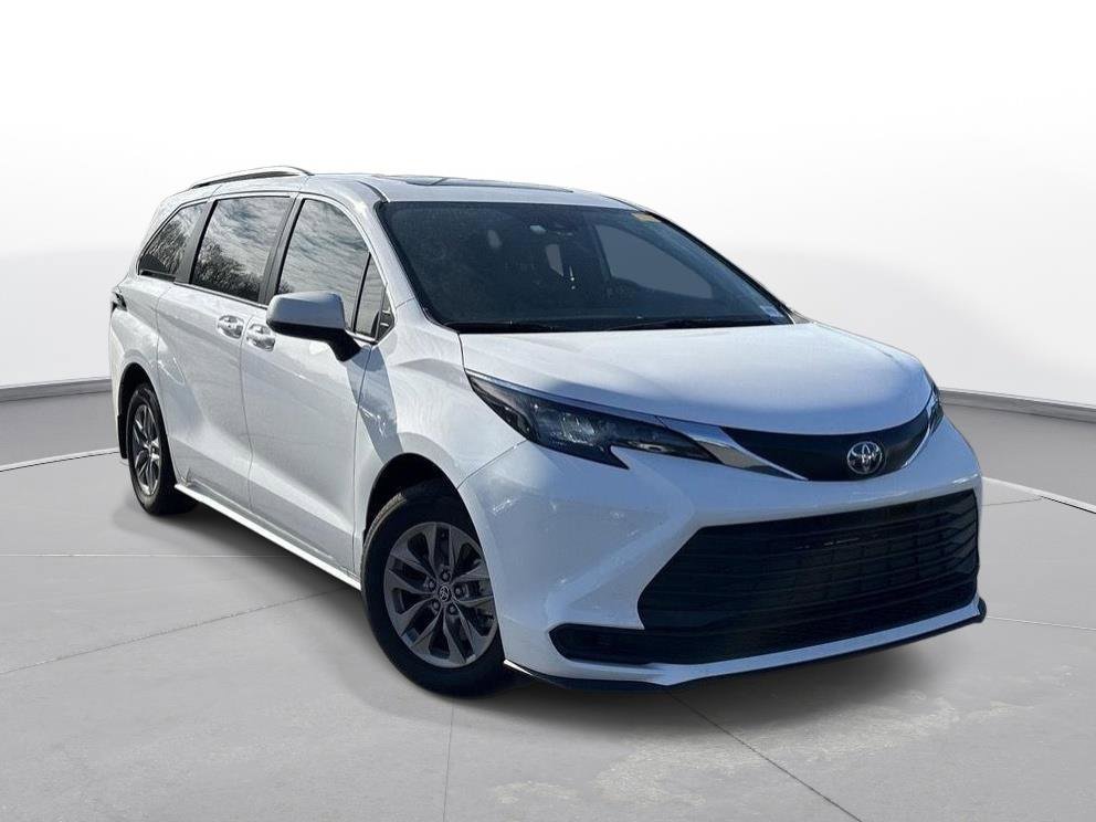 Used 2025 Toyota Sienna LE w/ LE Plus Package image 4