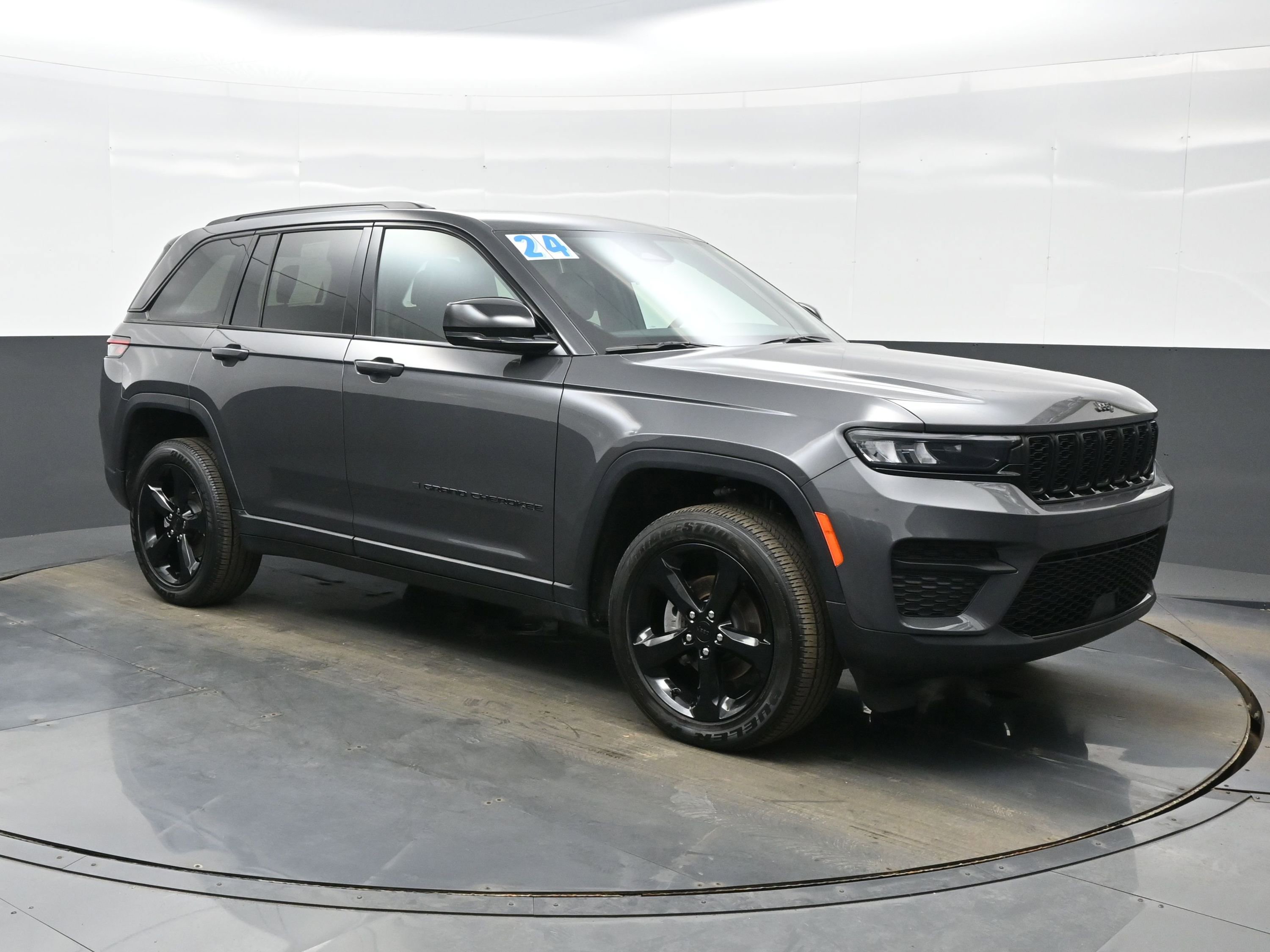 Used 2024 Jeep Grand Cherokee Altitude image 8