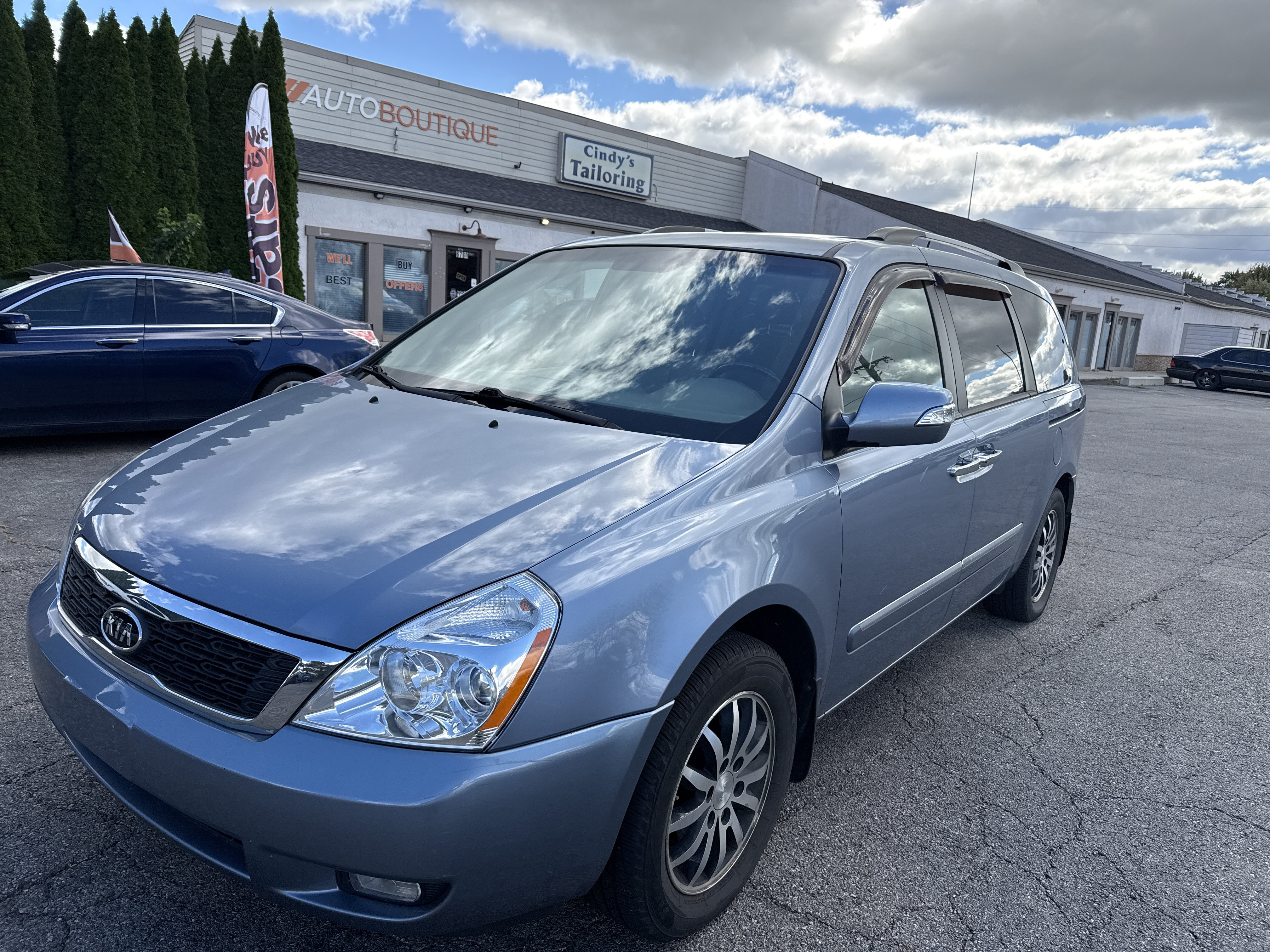 Used 2012 Kia Sedona EX w/ Luxury Pkg FWD image 2