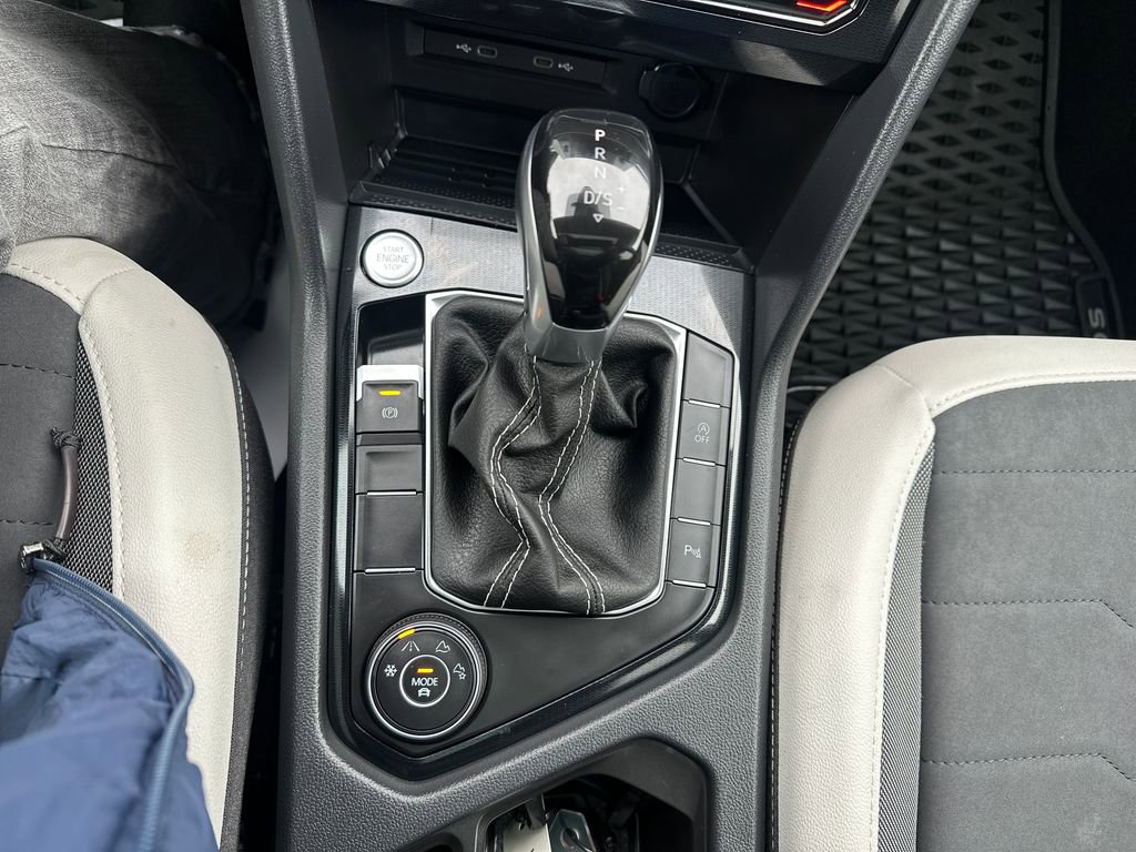 Used 2025 Volkswagen Taos SE w/ Panoramic Sunroof Package image 12