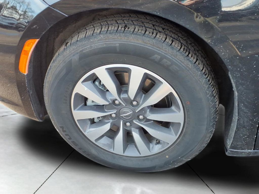 Used 2024 Chrysler Pacifica Limited FWD image 24
