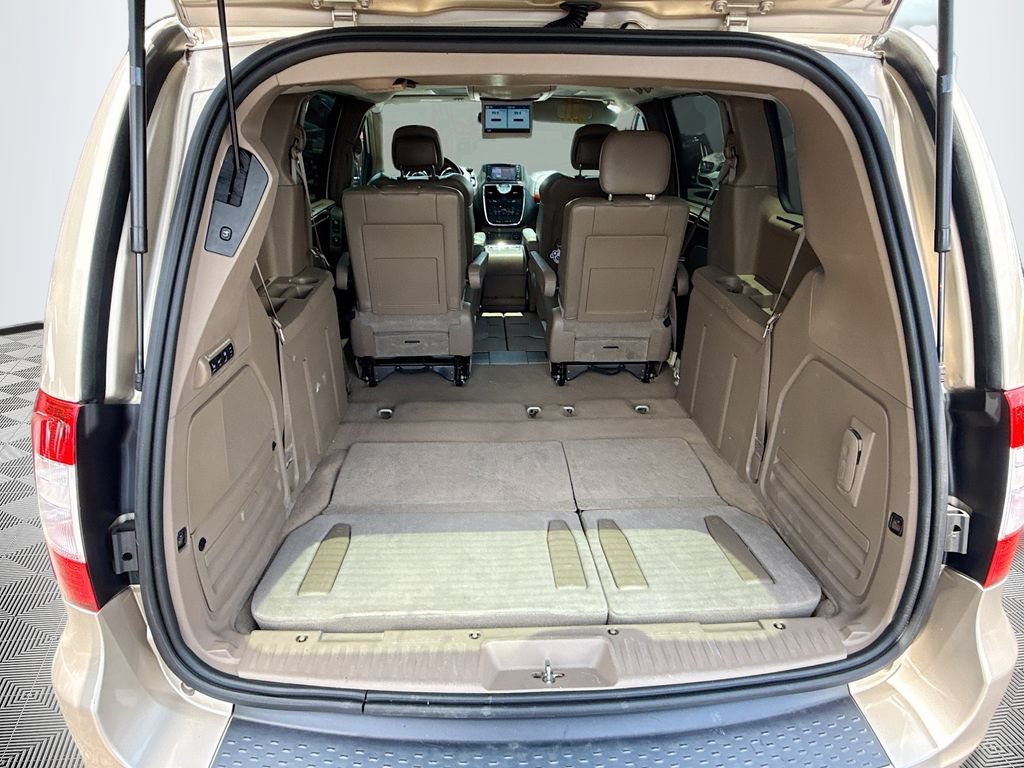 Used 2013 Chrysler Town & Country Limited w/ Luxury Group FWD image 28