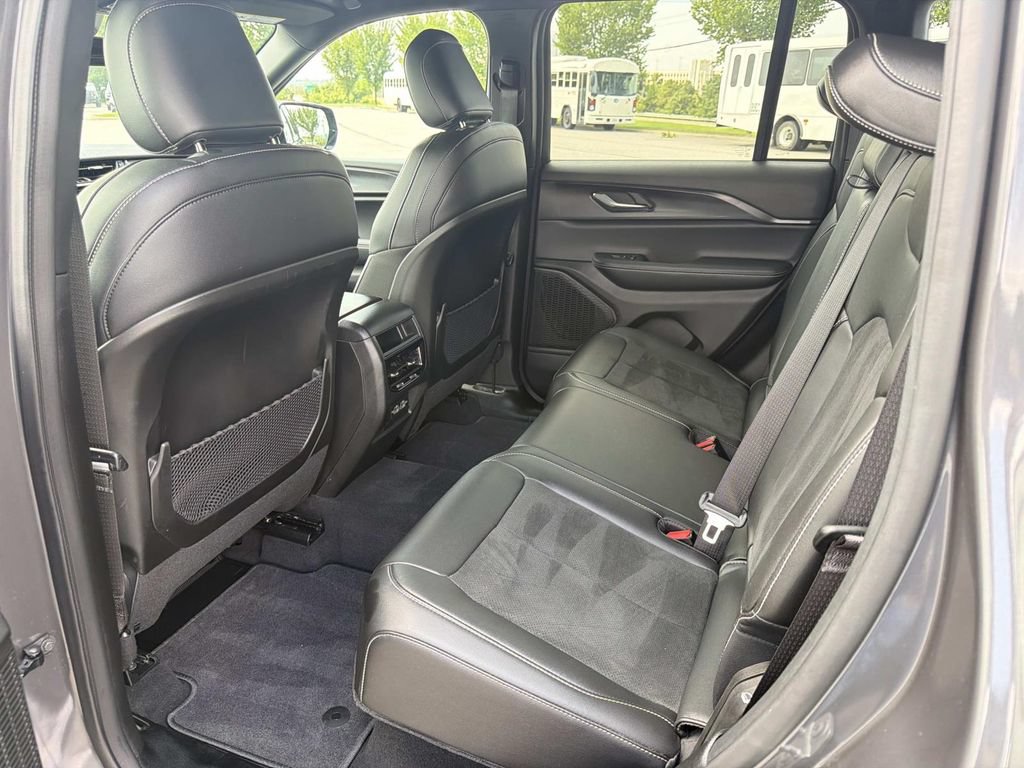Used 2025 Jeep Grand Cherokee Altitude AWD/4WD image 24