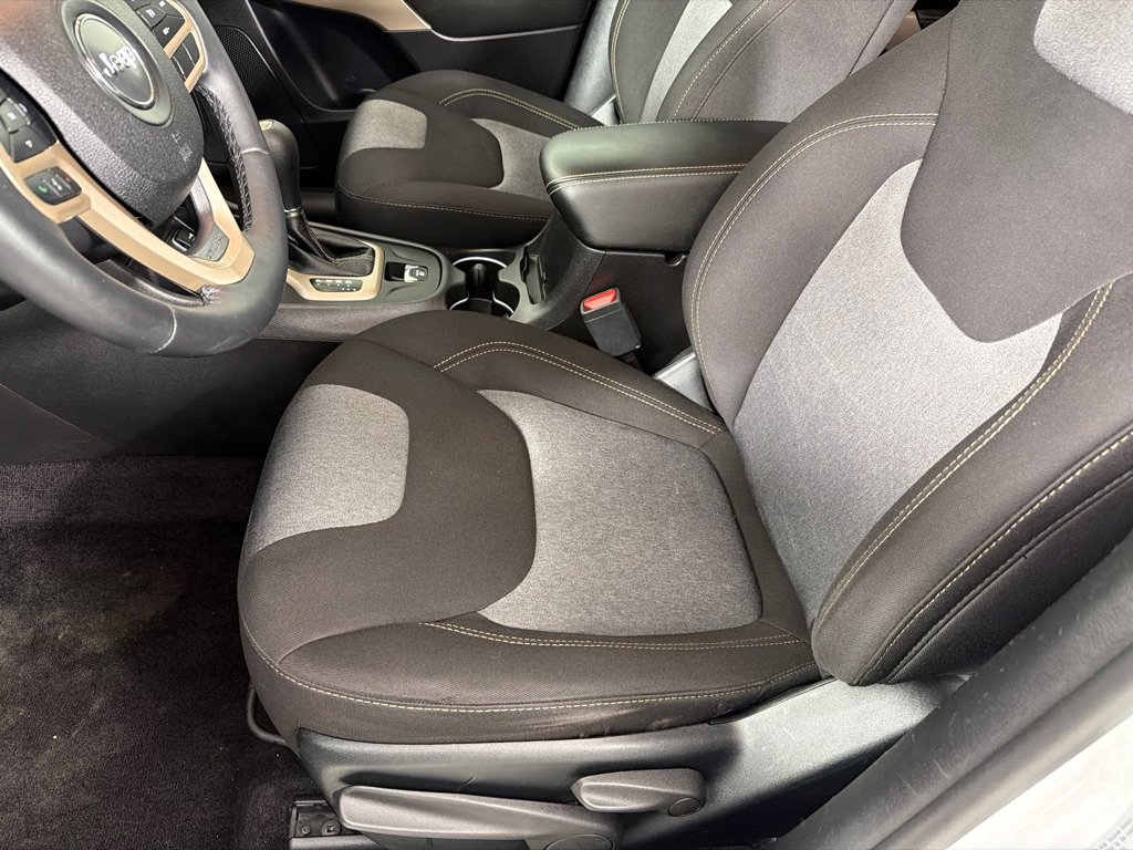 Used 2018 Jeep Cherokee Latitude w/ Cold Weather Group image 12