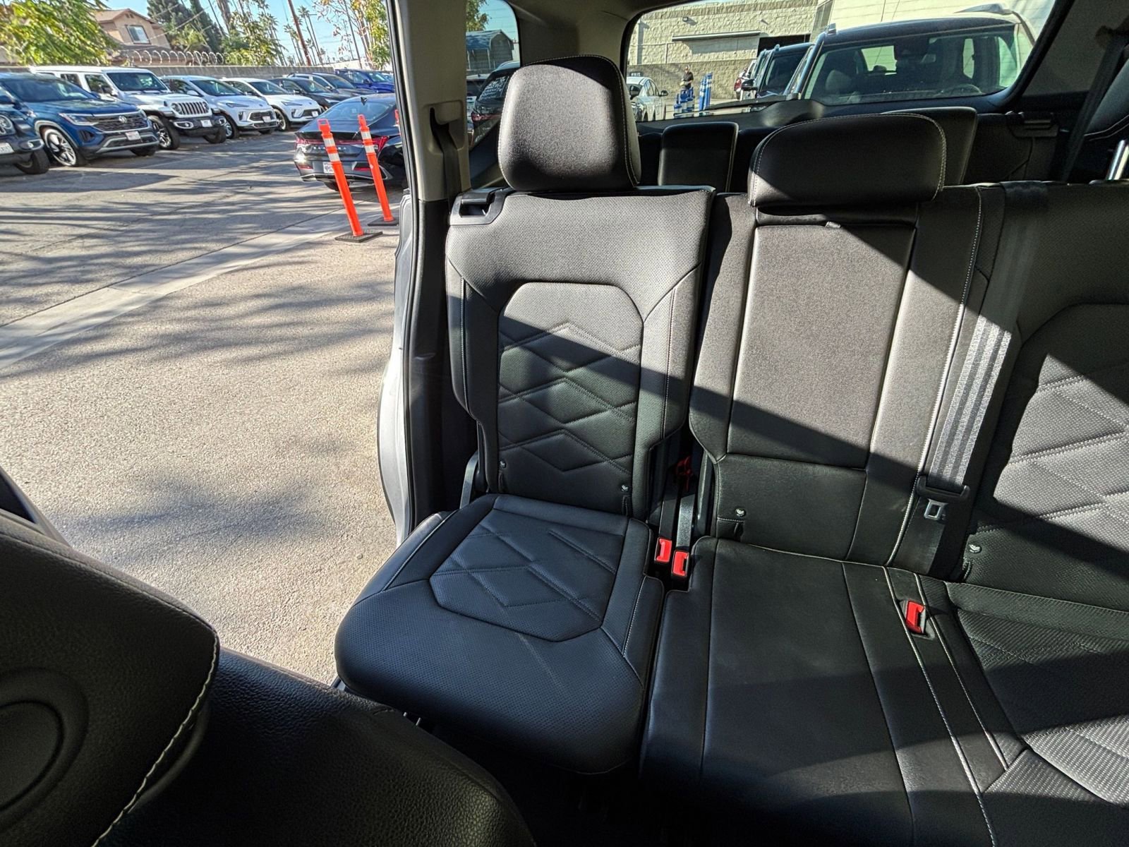 Used 2025 Volkswagen Atlas SE image 40