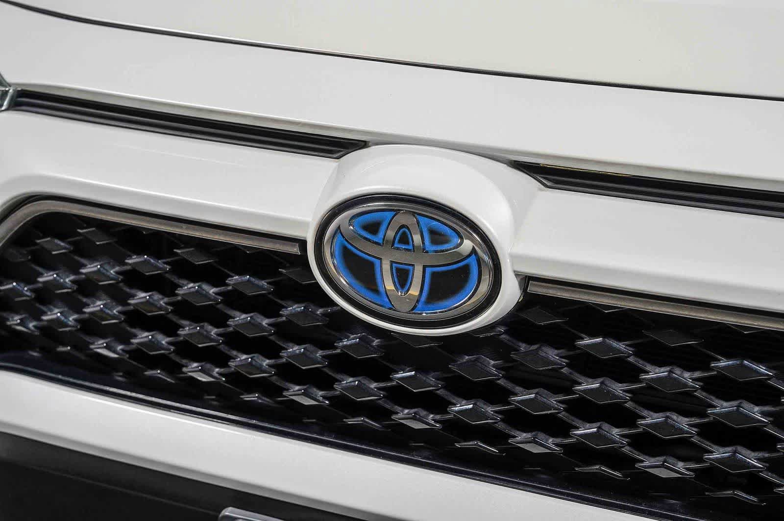 Certified 2021 Toyota RAV4 XSE w/ Weather Package AWD/4WD image 9
