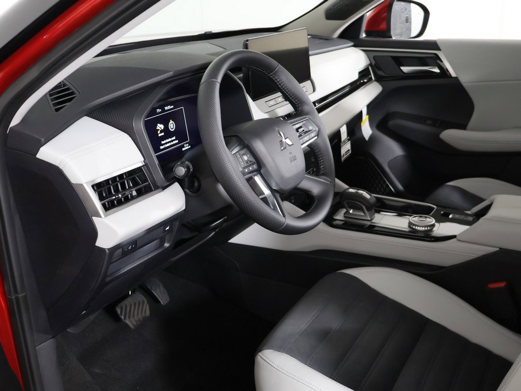 New 2025 Mitsubishi Outlander SE image 27