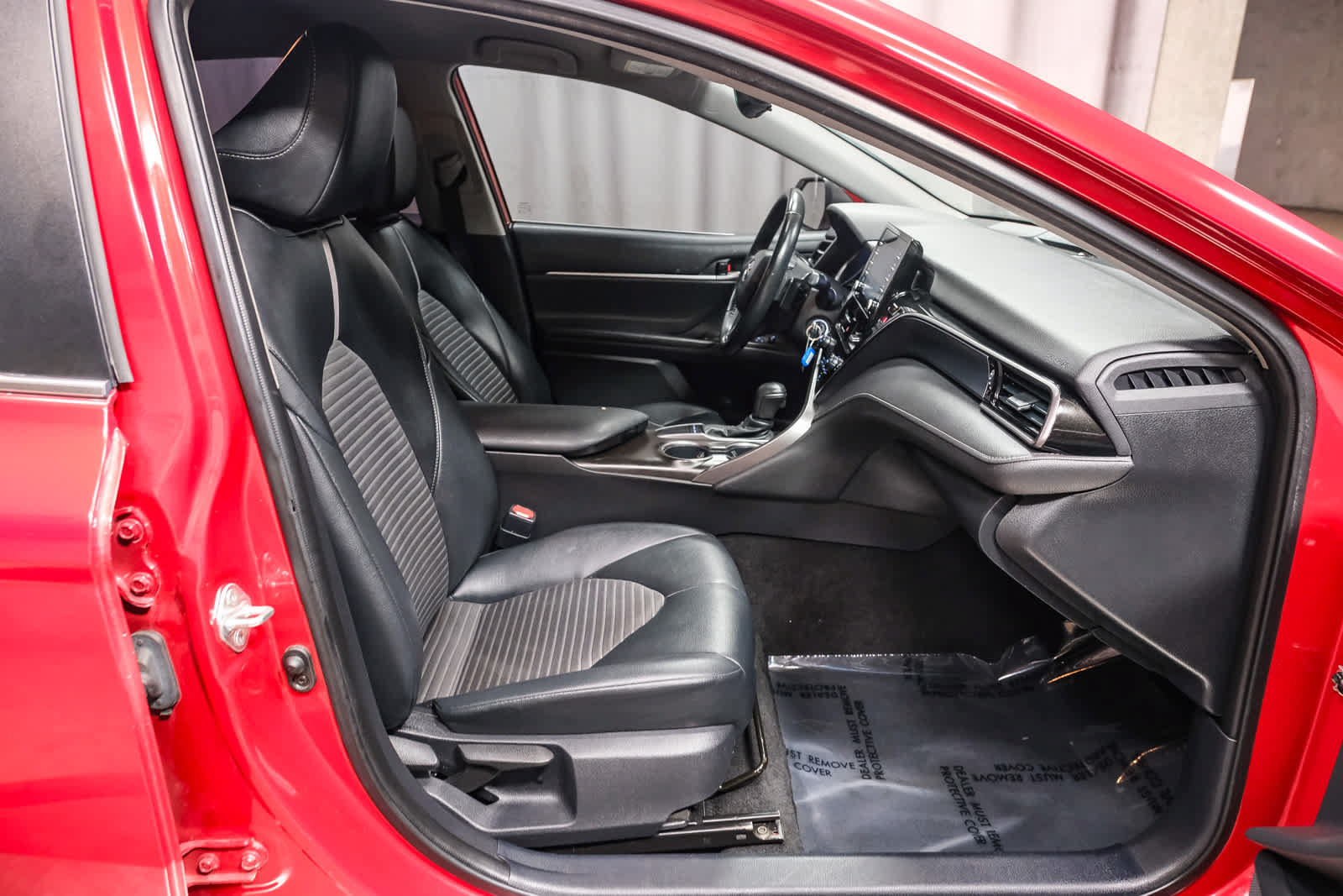Used 2022 Toyota Camry SE w/ Carpet Mat Package (TMS) FWD image 22