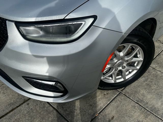 Used 2024 Chrysler Pacifica Touring-L image 3