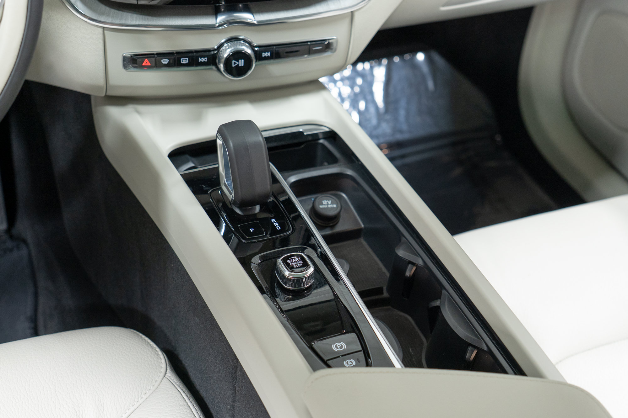 Certified 2025 Volvo XC60 B5 Plus AWD/4WD image 20